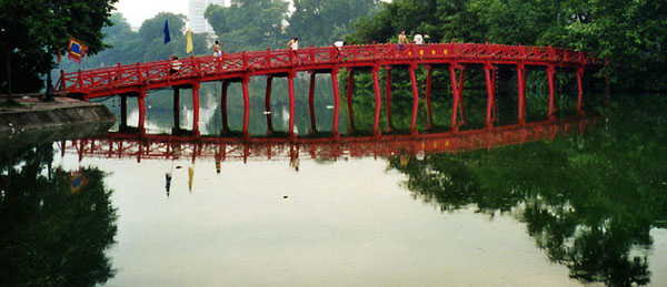pont (lac de l'ouest Hanoï)